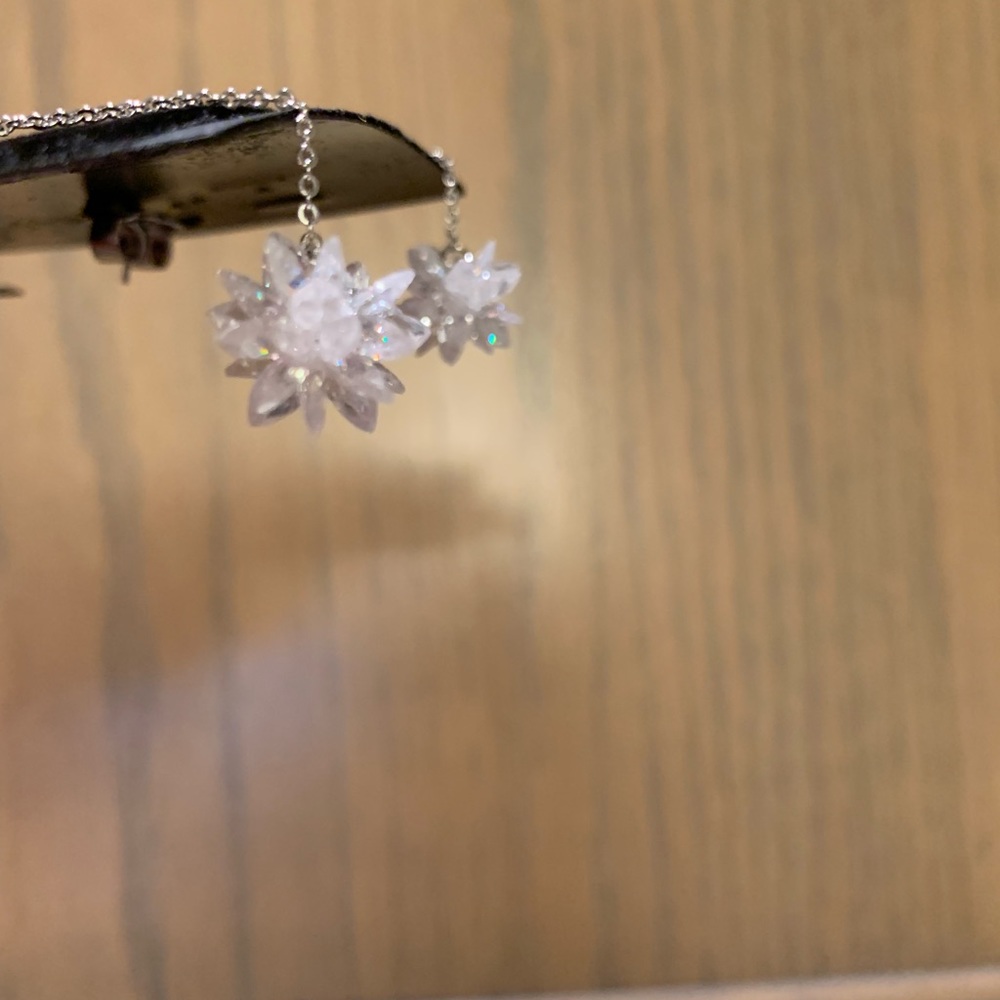 🔥Sparkly Snowflake Kenneth Jay Lane Earrings🔥 - Picture 5 of 5